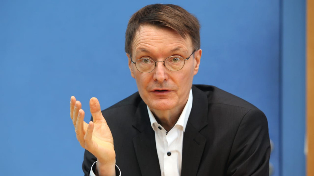 				Poslanec SPD nem&scaron;kega Bundestaga Karl Lauterbach je Uefo in njenega predsednika Aleksandra Čeferina obtožil odgovornosti za tisoče smrtnih žrtev v prvem valu pandemije covid-19.			