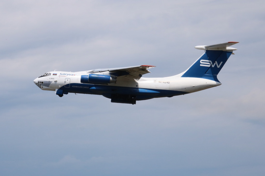 				Sledil je zagon motorjev in vzlet ter let letala proti Madridu.			