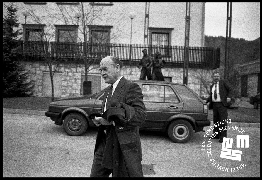 				Časopis Slovenec je objavil intervju z dr. Francetom Bučarjem (na fotografiji v Poljčah, 12. januarja 1991). | Avtor Tone Stojko, hrani: Muzej novej&scaron;e zgodovine Slovenije			