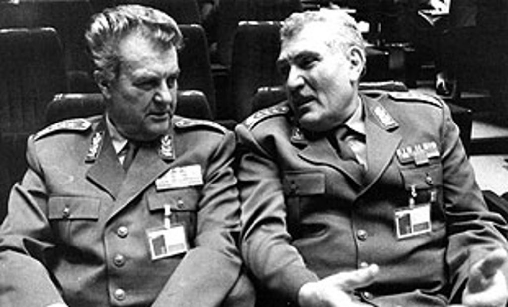 				Generala JLA, Blagoje Adžić in Veljko Kadijević znova grozila Sloveniji z agresijo			