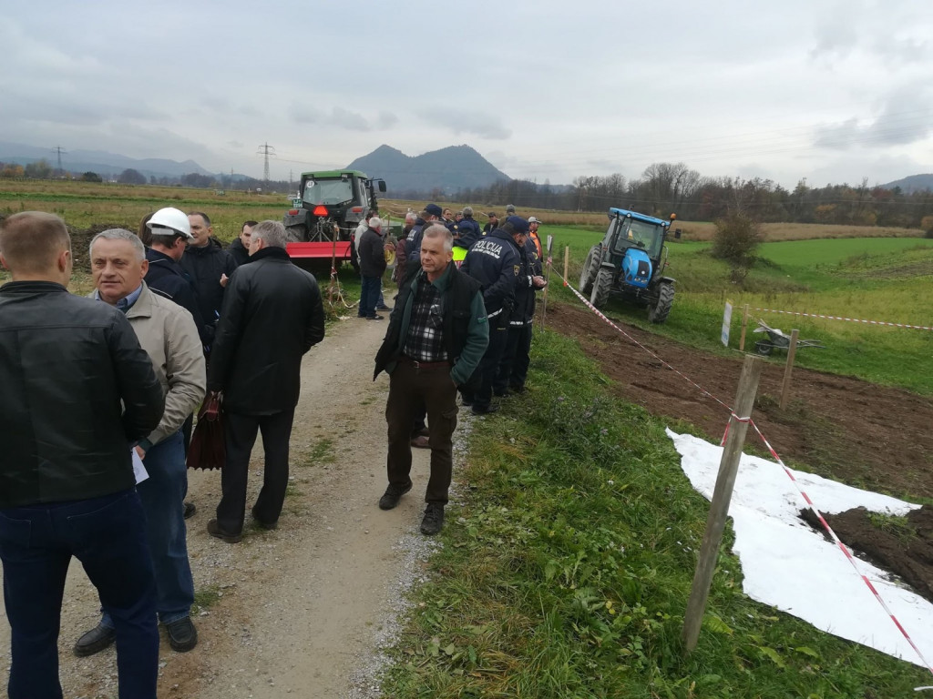 				Pravna država ne obstaja več. Ko policija &scaron;čiti protipravna gradbena dela za izgradnjo kanalizacije na vodovarstvenem območju, od katerega je odvisno 300 tisoč ljudi, je to znak, da živimo v državi brez reda, v kateri policija raje &scaron;čiti oblastno mafijo. Posnetki s terena potrjujejo, da so se najhuj&scaron;e grožnje uresničile.			