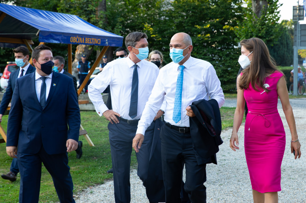 				Ob dana&scaron;njem prazniku, dnevu združitve prekmurskih Slovencev z matičnim narodom, je bila na dvori&scaron;ču gradu v Beltincih osrednja regijska spominska slovesnost, ki so se je udeležili PR Borut Pahor, PV Janez Jan&scaron;a in predsednik DZ Igor Zorčič			