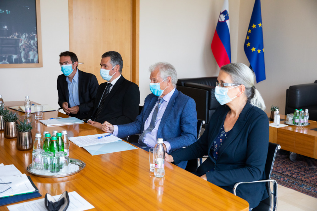 				Člani Fiskalnega sveta so v pogovoru sodelovali predsednik Fiskalnega sveta dr. Davorin Kračun, člana Fiskalnega sveta Alenka Jerkič in mag. Tomaž Per&scaron;e ter vodja Službe Fiskalnega sveta za analize mag. Ale&scaron; Delakorda.			