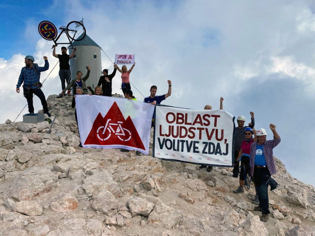 				Petkov politkolesariat je tokrat razgrajal v Triglavskem raju. (Foto: Facebook)			