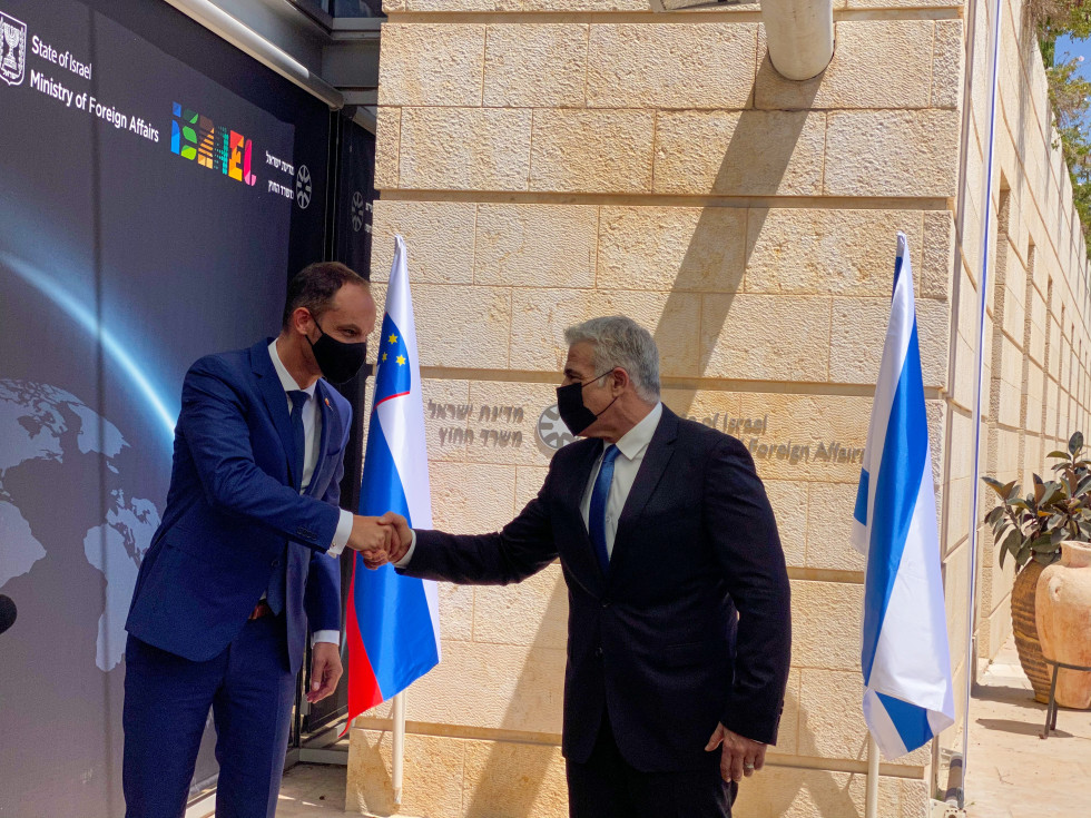 				Minister dr. Anže Logar z nadomestnim predsednikom vlade in ministrom za zunanje zadeve Yairom Lapidom | Avtor Ministrstvo za zunanje zadeve			