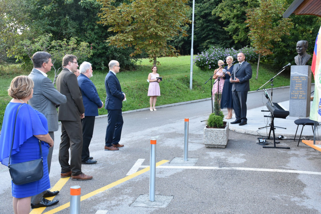 				Minister dr. Jože Podgor&scaron;ek je v nagovoru poudaril, da v Sloveniji čebelarstvu dajemo zelo velik pomen.			