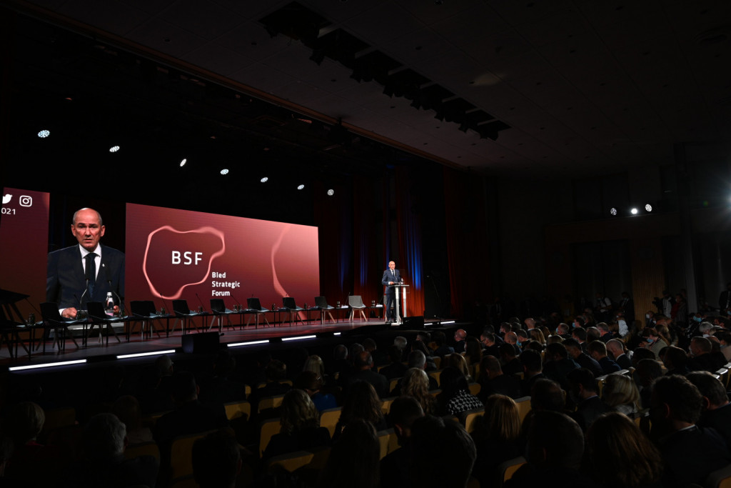 				Predsednik vlade Janez Jan&scaron;a med otvoritvenim nagovorom | Avtor KPV			