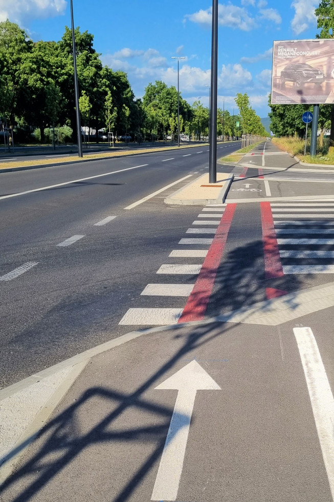 				Aprila 2021 je bil v okviru DRR potrjen projekt Rekonstrukcija in raz&scaron;iritev Letali&scaron;ke ceste v &scaron;tiripasovnico med Bratislavsko cesto in vzhodno obvoznico vključno z ureditvijo pe&scaron; in kolesarskih povr&scaron;in (Mestna občina Ljubljana) | Avtor MZI			