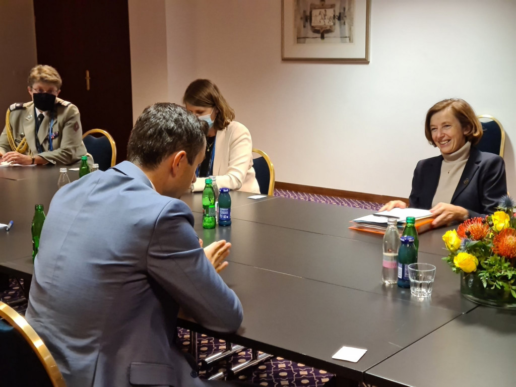 				Minister za obrambo mag. Matej Tonin se je danes ob robu neformalnega srečanja ministrov za obrambo srečal z ministrico za obrambo Francoske republike Florence Parly | Avtor Monika Su&scaron;anj, MORS			