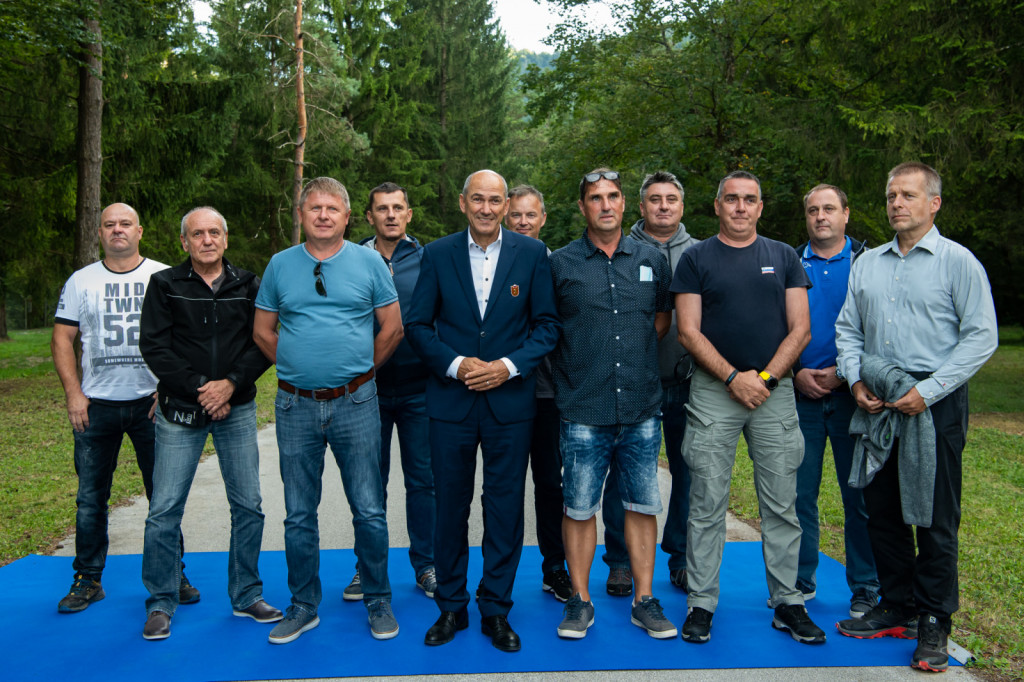 				30 let pozneje: Janez Jan&scaron;a z udeleženci zavzetja skladi&scaron;ča JLA v Podstrmecu pri Borovnici			