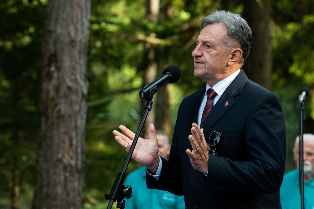 				v Podstrmecu pri Borovnici udeležil slovesnosti ob 30. obletnici logistične akcije, na kateri je bil Slavnostni govornik na slovesnosti ob 30 letnici zavzetja voja&scaron;kega skladi&scaron;ča v Podstrmecu pri Borovnici je bil predsednik dru&scaron;tva MORiS Kočevska reka Tone Krkovič			