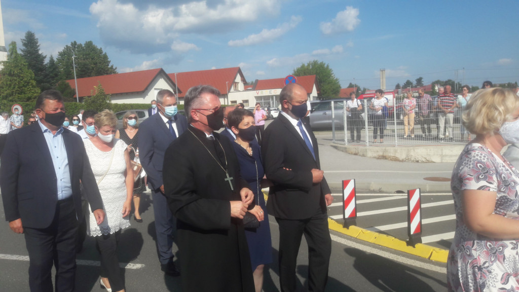 				V procesiji do kipa svetega Nikolaja tudi predsednik DS Alojz Kov&scaron;ca, poslanec NSi v DZ Jožef Horvat, presenetljivo pa tudi dva ortodoksna komunista, sobo&scaron;ki župan Aleksander Jev&scaron;ek in Dejan Židan, poslanec SD v DZ			