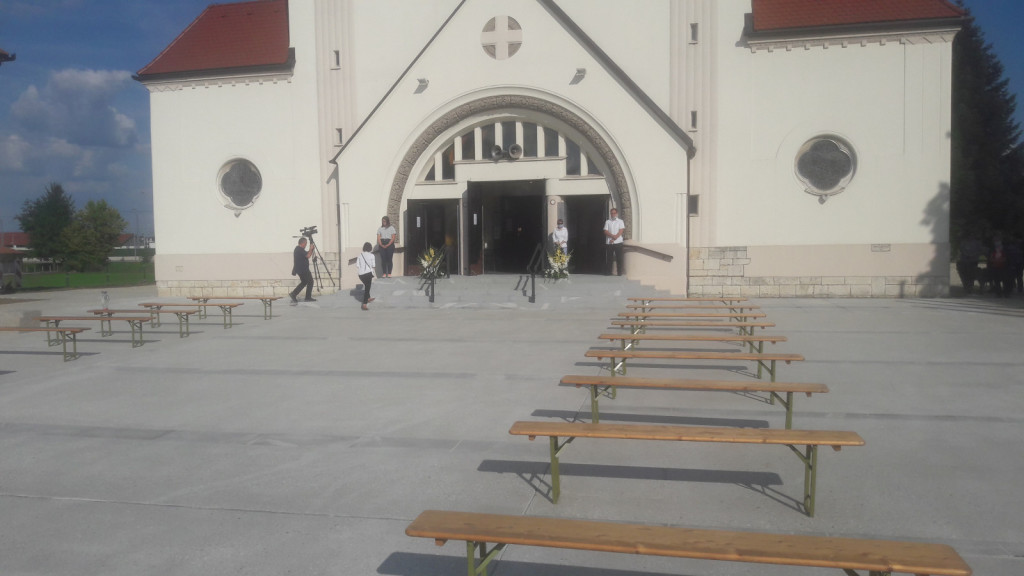 				Trg sv. Nikolaja pred istoimensko sobo&scaron;ko stolnico sta zasnovala arhitekta Simona in Blaž Jereb			