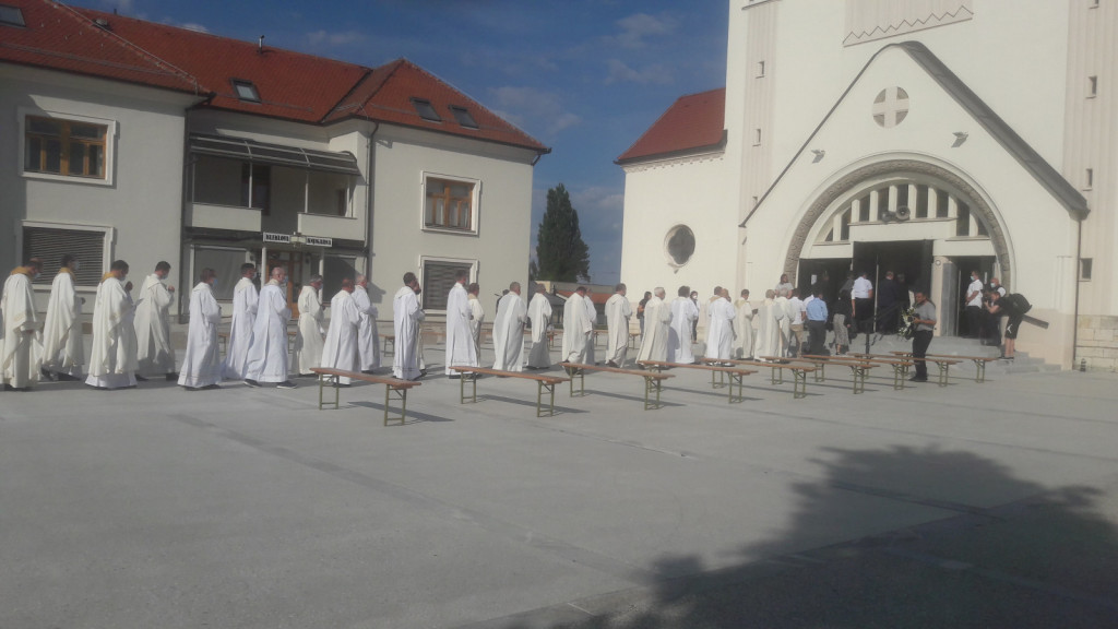 				Po blagoslovu kipa in trga se je dogajanje preselilo v stolnico, kjer je zahvalno ma&scaron;o ob soma&scaron;evanju slovenskih nad&scaron;kofov in &scaron;kofov daroval  apostolski nuncij v Republiki Sloveniji, nj. eksc. msgr. dr. Jean-Marie Speich			