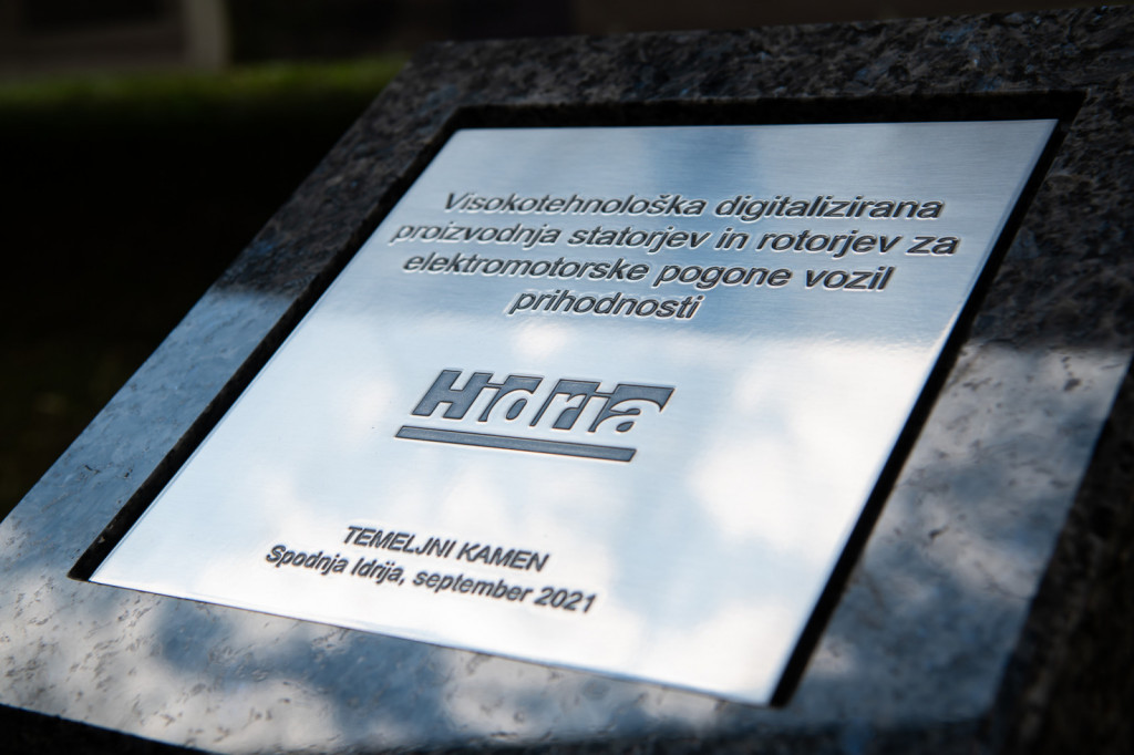 				Temeljni kamen za nov  visokotehnolo&scaron;ki center za razvoj in izdelavo ključnih delov elektromotorjev za električna in elektrificirana vozila prihodnosti, ki bo začel delovati sredi leta 2023.			