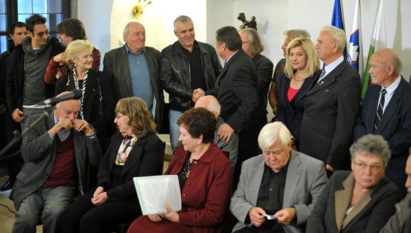 				Slavno romanje eksponentov globoke države  na magistrat oktobra leta 2011. Od vplivnih romarjev se je ob vložitvi kandidature za župana pojavil le Magnifico			