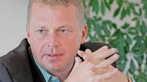 
				Nekdanji načelnik UE Kranj Matjaž Dovžan. Pod njegovim vodstvom je UE Kranj množično izdajala dovoljenja za stalno in začasno prebivanje prebivalcem Kosova. (Foto: Posnetek zaslona-Gorenjski glas)			