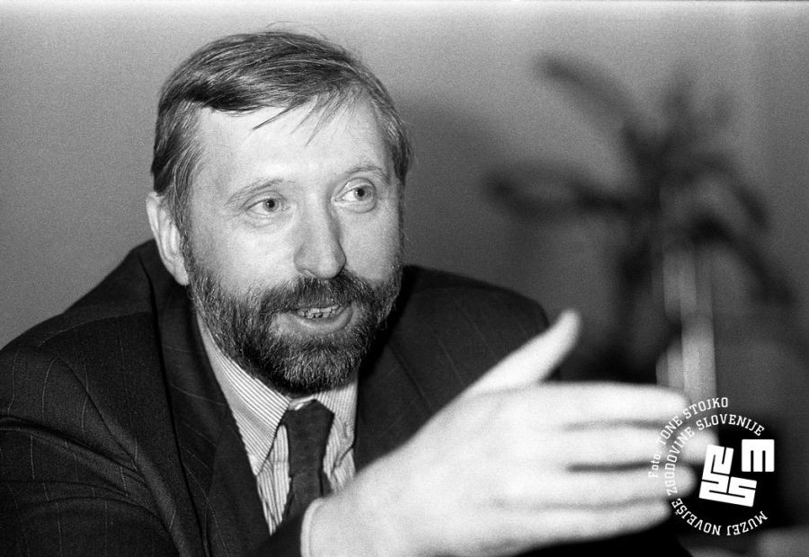 				Dimitrij Rupel je opozoril, da si predstavniki jugoslovanske federacije prizadevajo podalj&scaron;ati trajanje konference in s tem trimesečni moratorij, dogovorjen na brionski konferenci. | Avtor Tone Stojko, hrani: Muzej novej&scaron;e zgodovine Slovenije			