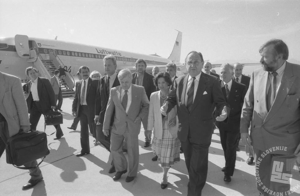 				Hans-Dietrich Genscher je vodil nem&scaron;ko delegacijo na konferenci v Benetkah (fotografija je iz časa vojne za Slovenijo, ko je prispel v Beljak in se tam srečal s slovenskim vodstvom) | Avtor Nace Bizilj, hrani: Muzej novej&scaron;e zgodovine Slovenije			