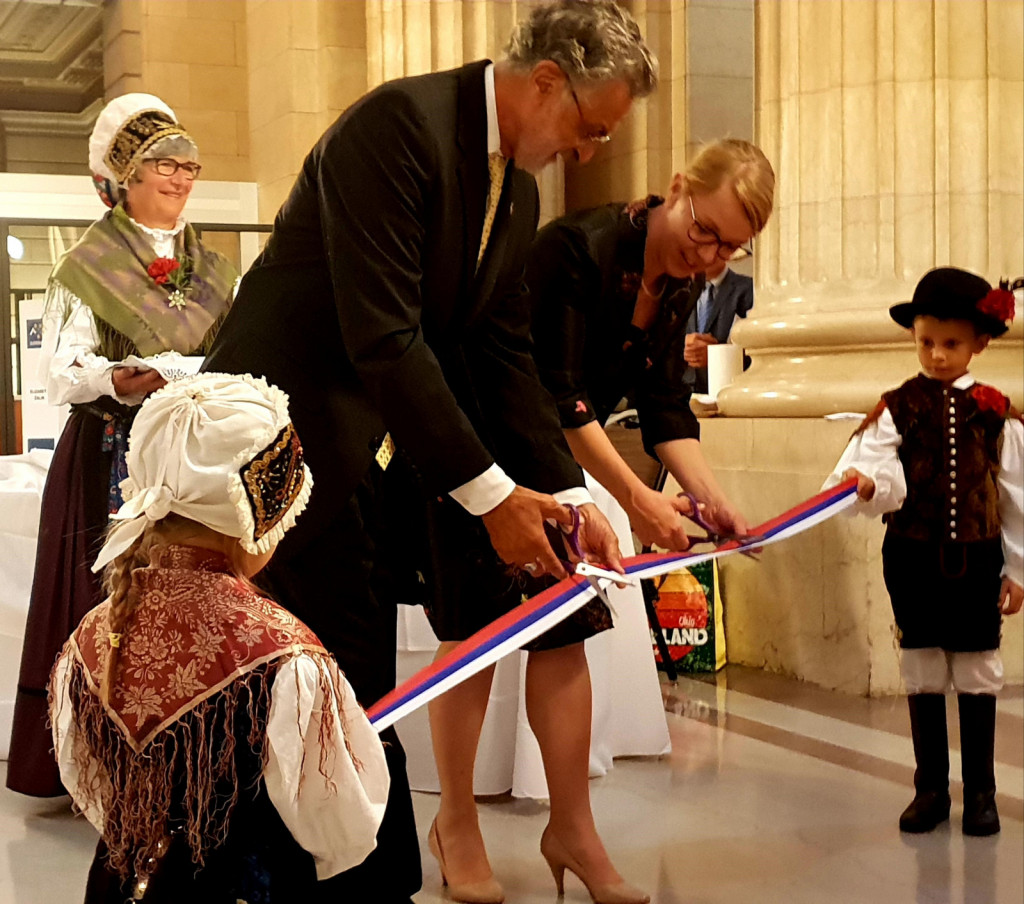 				Ministrica in župan sta skupaj prerezala trak in s tem simbolno odprla razstavo Tehni&scaron;kega muzeja Slovenije Mi in oni brez meja (Us and Them without Frontiers)			