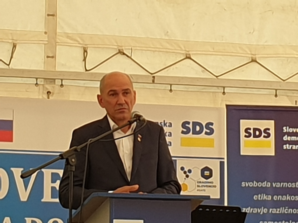 				Janez Jan&scaron;a, predsednik SDS in slovenske vlade je po uspe&scaron;ni udeležbi na srečanju voditeljev EU sredozemskih držav v Atenah, kjer je bila Slovenija sprejeta kot polnopravna članica, zbranim namenil besede spodbude. 			