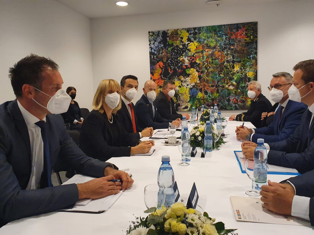 				V luči trenutnih razmer v Afganistanu sta se ministra pogovarjala tudi o mednarodnih varnostnih razmerah po svetu, predvsem v Sahelu, kjer bi spremenjena varnostna situacija lahko zelo vplivala tudi na Evropo			