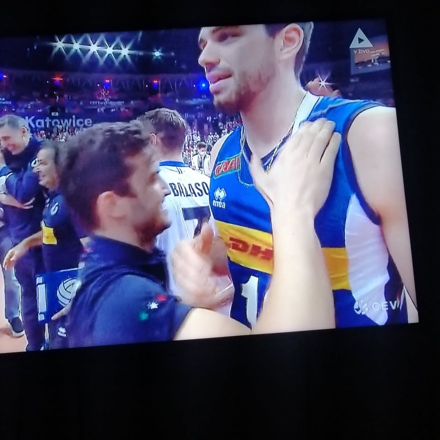 
				Veselje italijanskih odbojakrjev. (Foto: Posnetek zaslona- Kanal A)			