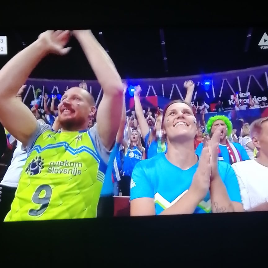 
				Rajanje slovenskih navijačev. (Foto: Posnetek zaslona-Kanal A)			