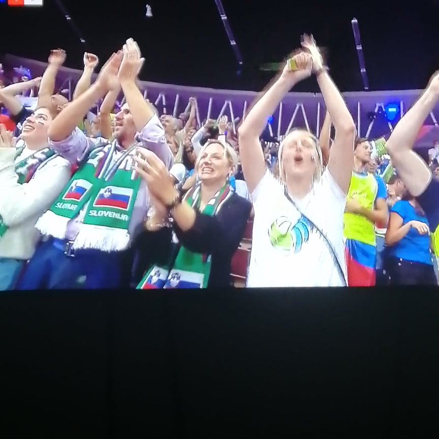 
				Slovenski navijači. (Foto: Posnetek zaslona-Kanal A)			