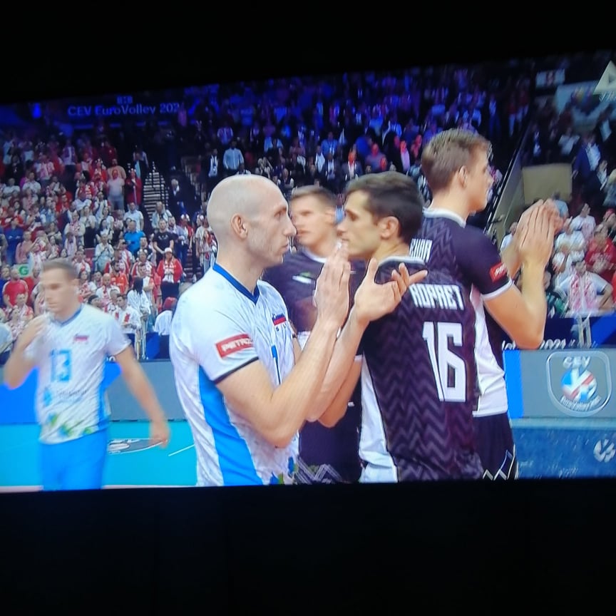 
				Slovenska odbojkarska reprezentanca pozdravlja slovenske navijače ob koncu srečanja. (Foto:Posnetek zaslona-Kanal A)			