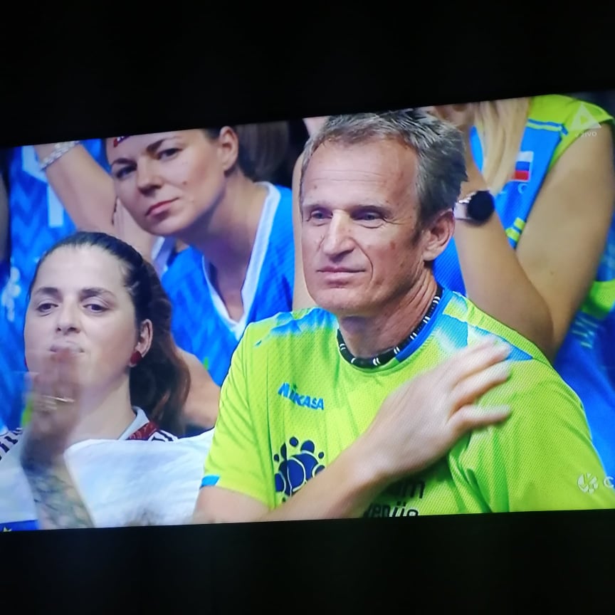 
				Slovenski navijač v mislih za slovensko odbojakarsko reprezentanco. (Foto: Posnetek zaslona-Kanal A)			