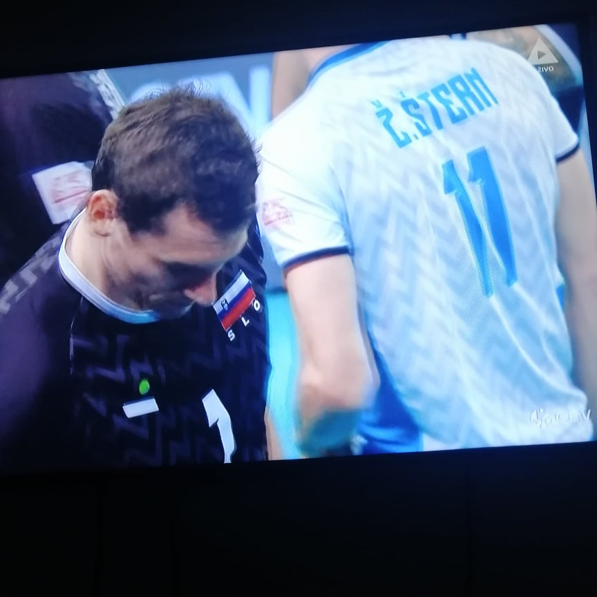 
				Žalost slovenskih reprezentantov ob koncu srečanja. (Foto: Posnetek zaslona-Kanal A)			