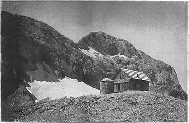 				Aljaževa kapela ob prvotni koči, slikana leta 1909			