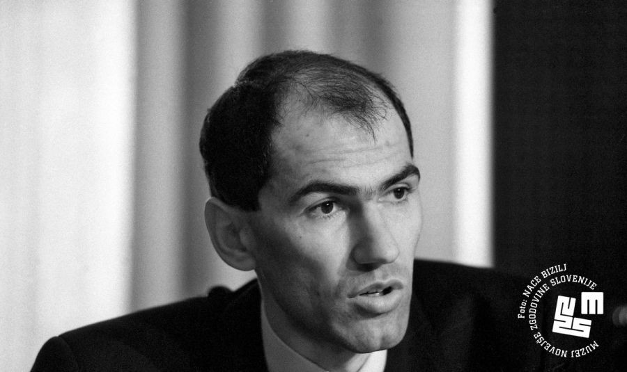 				Minister za obrambo Janez Jan&scaron;a je ocenil, da voja&scaron;kega posega jugoslovanske armade (JA) v Sloveniji ni več mogoče realno pričakovati, saj je voja&scaron;ki položaj na Hrva&scaron;kem veliko bolj uravnotežen. | Avtor Nace Bizilj, hrani: Muzej novej&scaron;e zgodovine Slovenije			