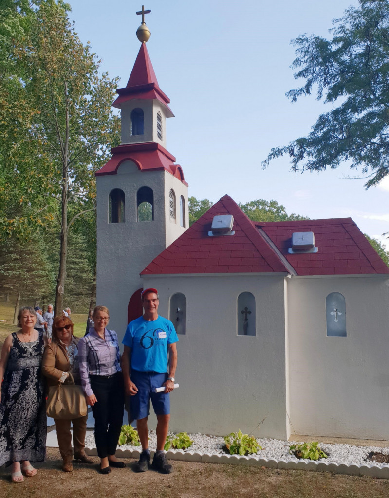 				Ministrica, generalna konzulka in rojaki pred cerkvico v parku, foto OSZS			