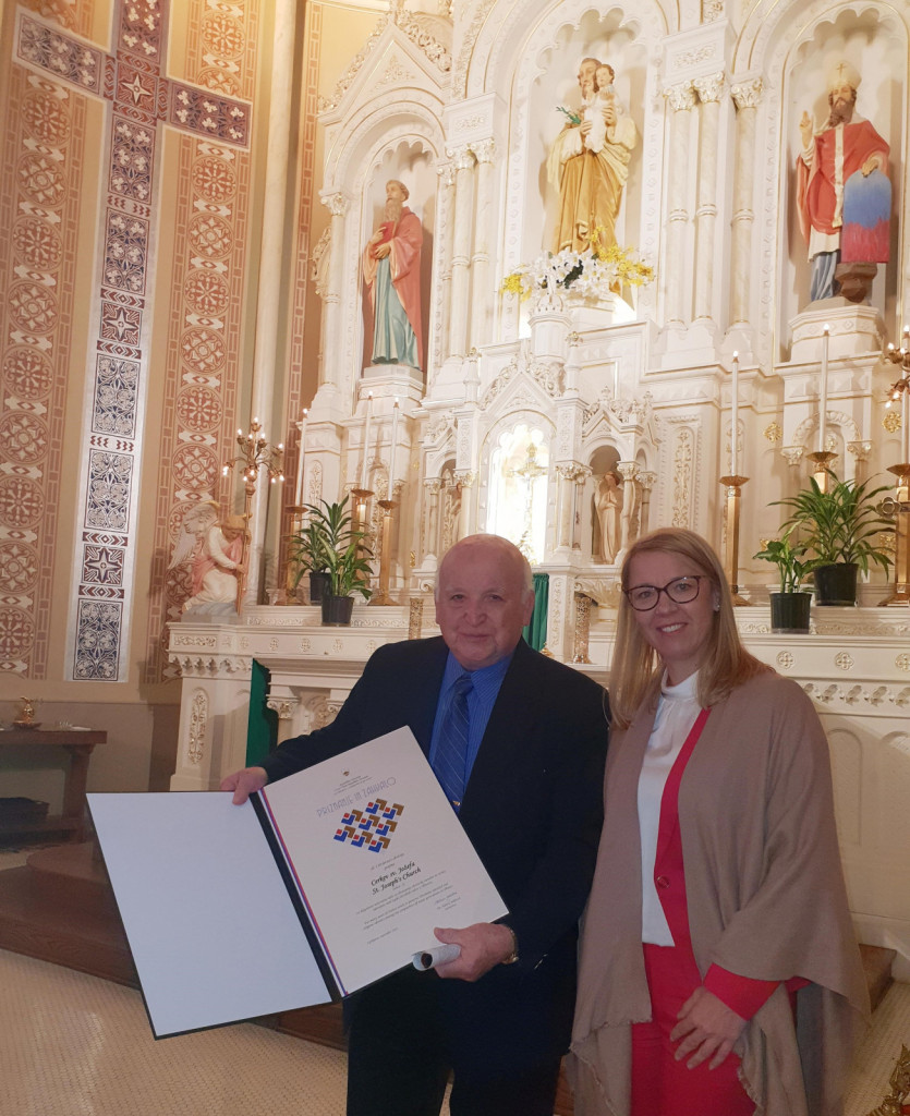 				Predstavniku župnije Francu Markunu je ministrica vročila priznanje Urada Vlade RS za Slovence v zamejstvu in po svetu			