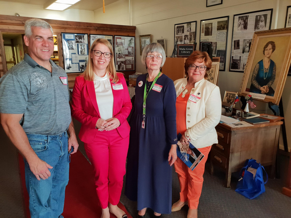				O zgodovini zveze je spregovorila njena članica in zgodovinarka Georgene Agnich, delegaciji pa so se pridružili tudi župan Jolieta Robert O'Dekirk in mestna svetnica Janice Quilman			