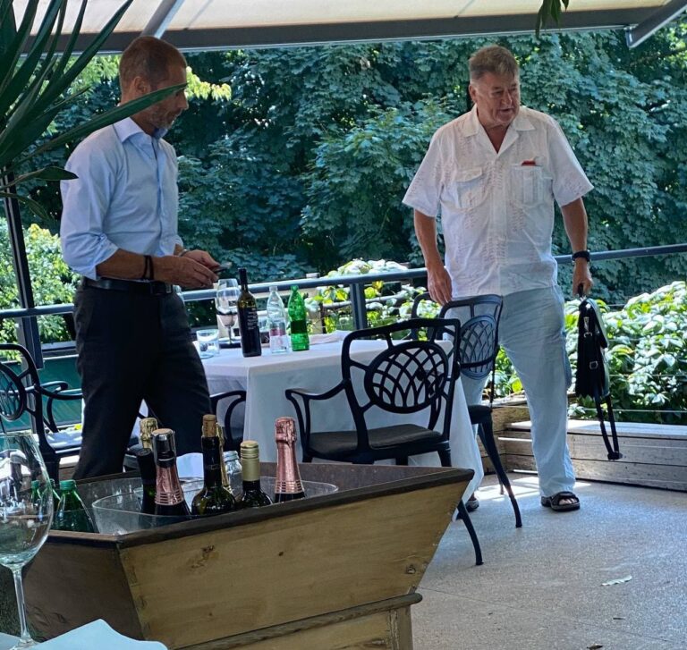 
				Marko Ile&scaron;ič in Aleksander Čeferin odhajata iz kosila. (Foto: Posnetek zaslona-&Scaron;kandal24)			