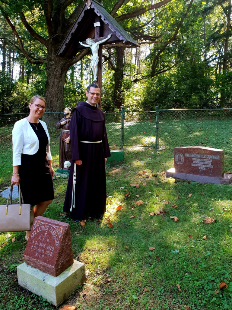 				Najprej jo je sprejel &scaron;e edini slovenski franči&scaron;kanski duhovnik v tamkaj&scaron;njem samostanu pater Metod Ogorevc. Razkazal ji je obsežno, kar 40 hektarjev veliko in lepo urejeno posest oziroma park, ki ga krasijo kip misijonarskega &scaron;kofa Friderika Ireneja Barage			
