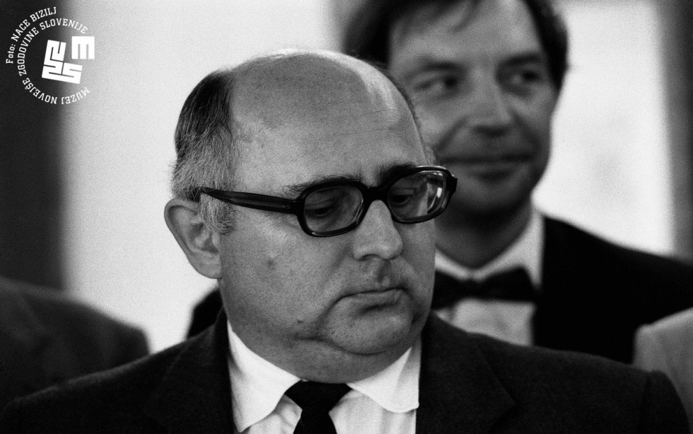 				Kot eno temeljnih težav je vlada navajala dejstvo, da &scaron;e ni bila sprejeta nova ustava. O njej je na tiskovni konferenci po vladni seji govoril minister za zakonodajo Lojze Janko. | Avtor Nace Bizilj, hrani: Muzej novej&scaron;e zgodovine Slovenije			