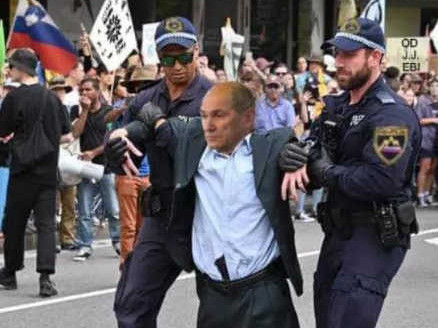 Ivan Janez Janša, hlapček globalistov, vtaknite si svoja cepiva v svojo hlapčevsko zadnjico!