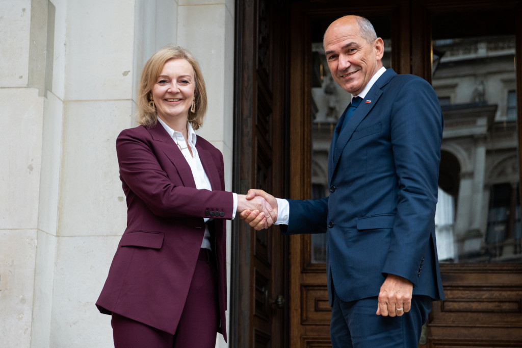 				Janez Jan&scaron;a se je v okviru delovnega obiska najprej srečal z novoimenovano ministrico za zunanje zadeve Elisabeth Truss			