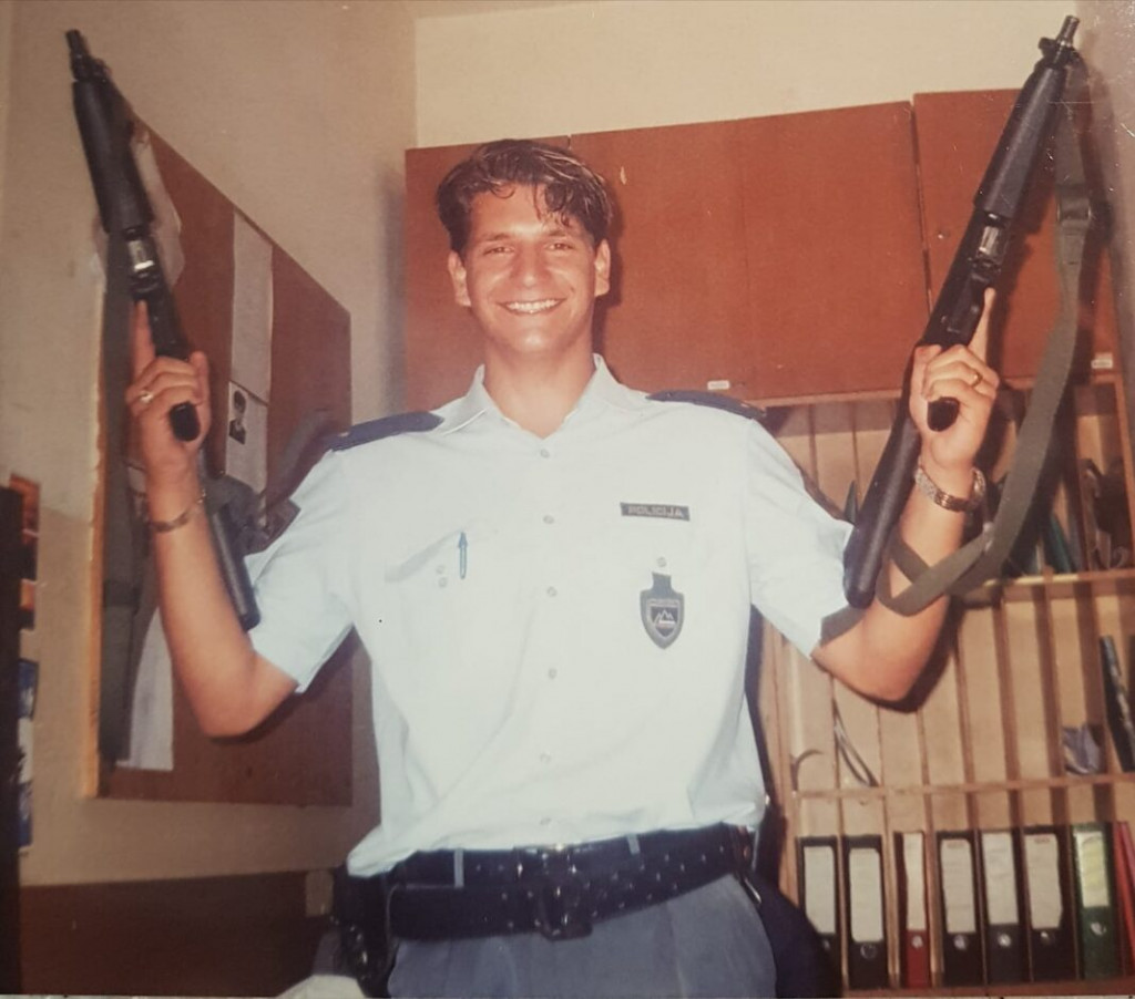 
				Zoran Stevanović obožuje orožje in uniformo			