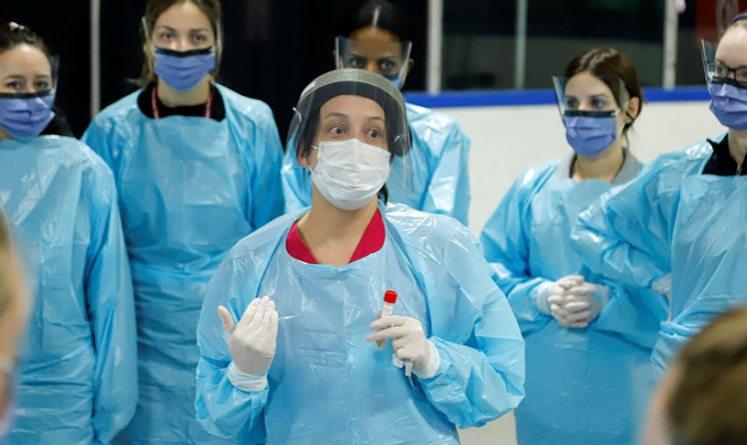 
				Kanadski  javni zdravstveni delavci. Kanada je za vse javne uslužbence, zaposlene v vojski zahteva, da se vsi cepijo do 29. oktobra 2021. (Foto: Posnetek zaslona- Al Jazzera, Reuters)			