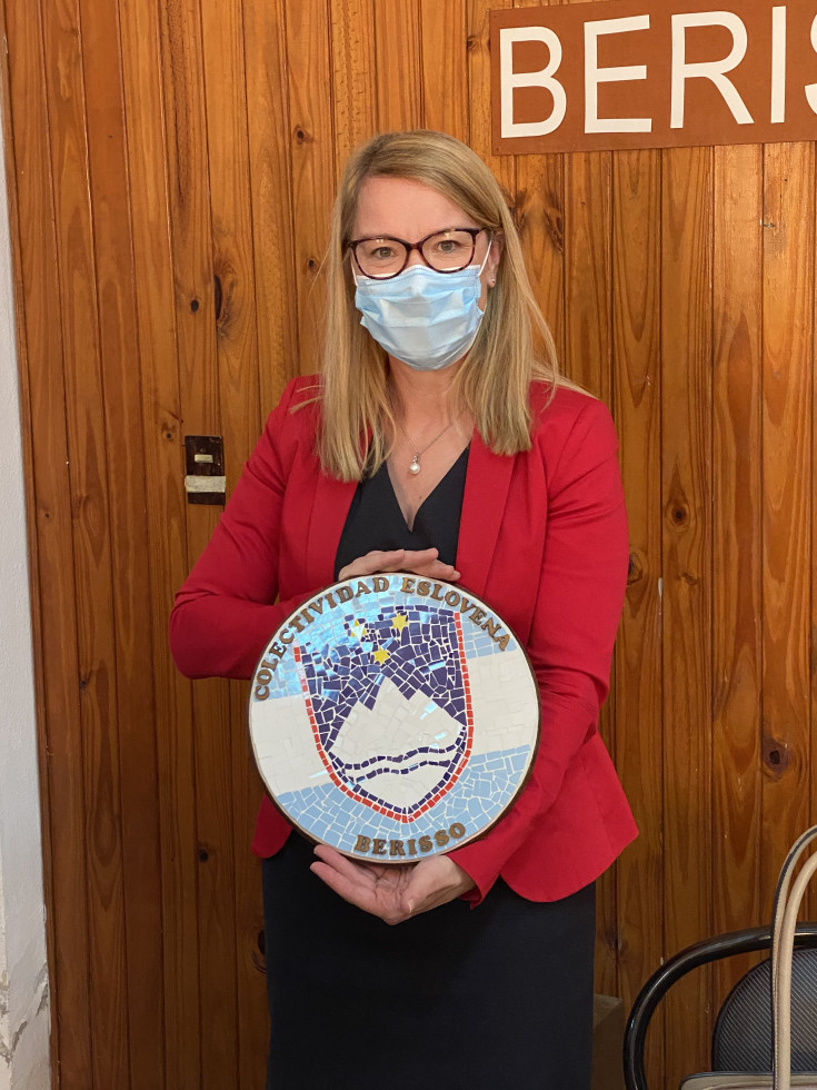 				Ministrica dr. Helena Jaklitsch z darilom slovenske skupnosti v Berrisu | Avtor USZS			