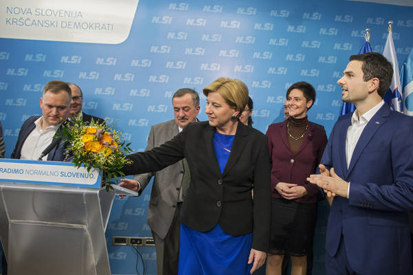 				Preko Ljudmile Novak Pogorevc skrbi, da sedanjega predsednika stranke NSi Mateja Tonina korak za korakom približuje Socialnim demokratom Tanje Fajon. (Foto: Posnetek zaslona- Delo)			