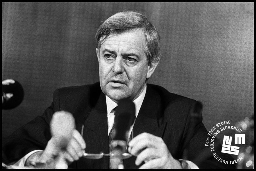 				Milan Kučan je nekaj dni po preteku moratorija pripravil tiskovno konferenco v Cankarjevem domu. | Avtor Tone Stojko, hrani: Muzej novej&scaron;e zgodovine Slovenije			