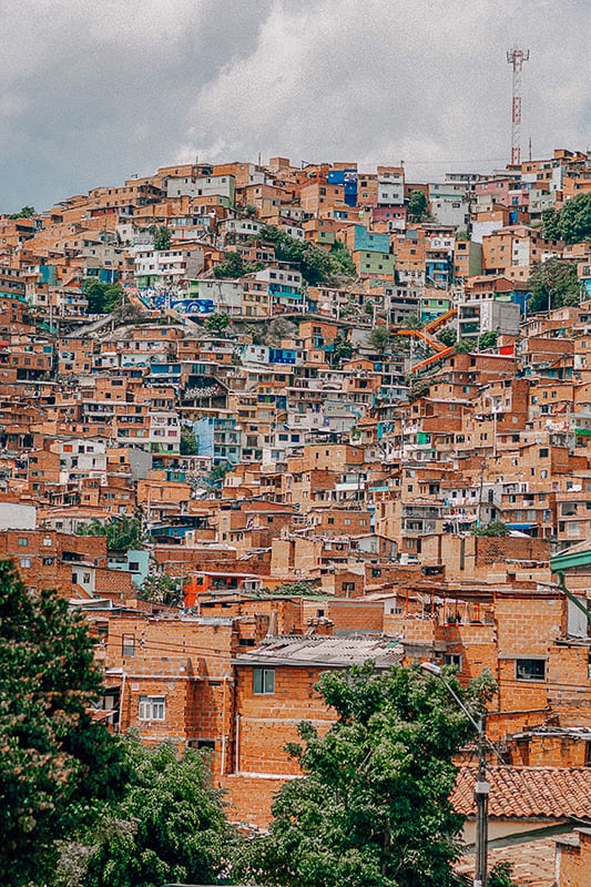 				Veliko zasežene po&scaron;iljke kokaina, skritega v &scaron;katlah z bananami pride iz kolumbijeskega Medelina. Prav tukaj je deloval zloglasni Pablo Escobar. (Foto: Posnetek zaslona- Lahkih nog naokrog)			