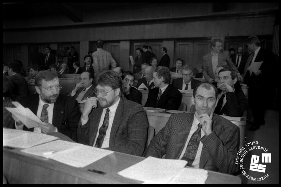 				Pestro notranjepolitično dogajanje na kongresu SDZ je prineslo nova razmerja moči v Demosovi vladi in parlamentu. | Avtor Tone Stojko, hrani: Muzej novej&scaron;e zgodovine Slovenije			