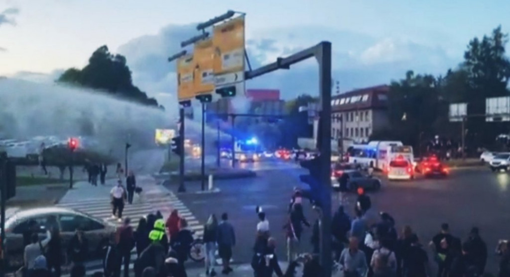 Izgredi mečejo slabo luč tudi na petkove kolesarje in levo opozicijo (Foto: zajetje zaslona)<br><br>